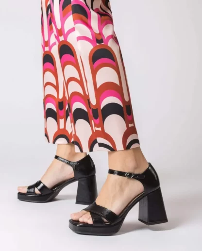 Wonders Sandalia Julia Charol Negro Fashion